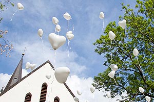 Luftballons an Hochzeit steigenlassen