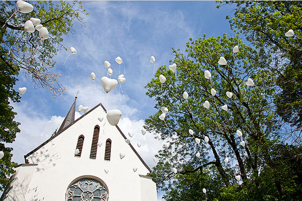 Ballonfahrt an Hochzeit mit Helium-Ballons