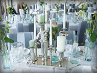 Silberne Kerzenständer als Centerpiece für Vintage-Hochzeitsdeko