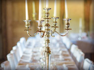 Klassische Kerzenständer kombiniert mit eleganten Teelichtern in Gold-Silber-Optik